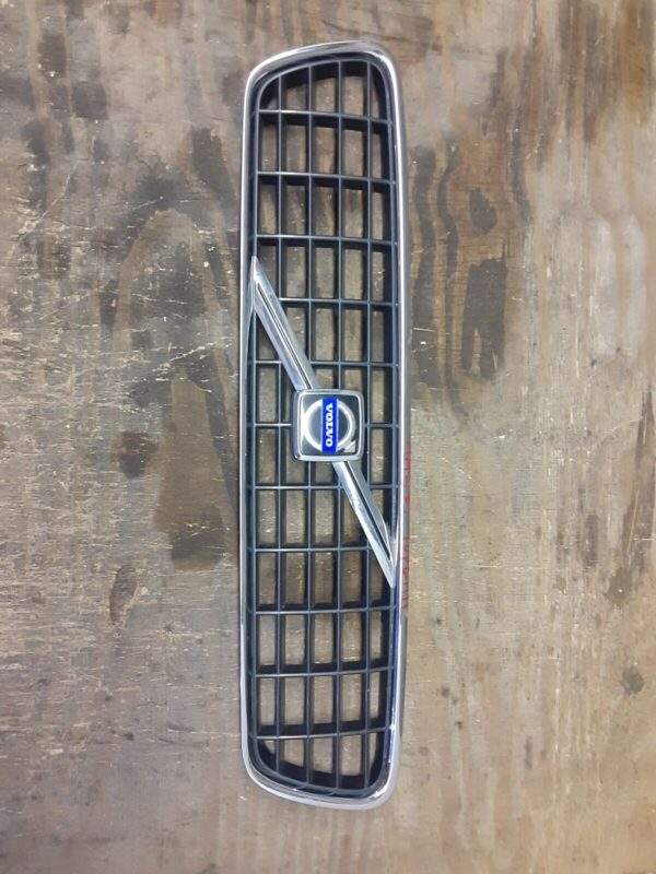 Volvo 40 Series Front Upper Grill