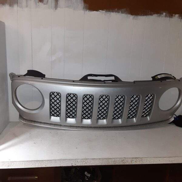 jeep-patriot-front-grill-oem-color-silver